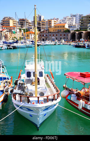 Fischerboote im Hafen von Heraklion, Kreta, Griechenland Stockfoto