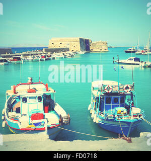 Angelboote/Fischerboote in Heraklion, Kreta, Griechenland. Retro-Stil vorgefiltert Bild Stockfoto