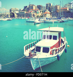 Fischerboot im Hafen von Heraklion, Kreta, Griechenland. Retro-Stil vorgefiltert Bild Stockfoto