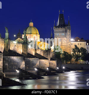 Karlsbrücke und Altstädter Brückenturm auf der Moldau in Prag bei Nacht. Karluv die meisten. Tschechische Republik Stockfoto