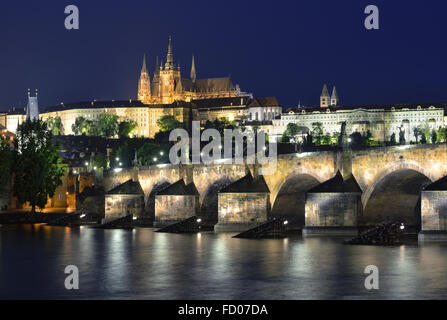 Moldau, Karlsbrücke und St. Vitus Cathedral in der Nacht vor einem tiefblauen Himmel. Karluv Most, Prazsky Hrad. Prag. Tschechisch Stockfoto