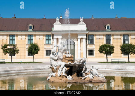 Brunnen mit Statuen, die die Flüsse Donau, Inn und Enns an das Schloss Schönbrunn in Wien, Deutschland Stockfoto