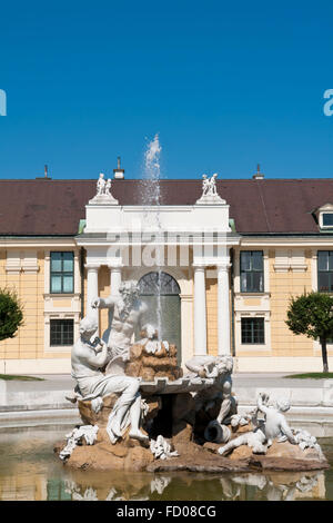 Brunnen mit Statuen, die die Flüsse Donau, Inn und Enns an das Schloss Schönbrunn in Wien Stockfoto