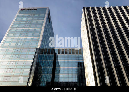 Modernes Glas Büro Gebäude von Natixis in Paris bei Dämmerung Sonnenuntergang, Frankreich. Stockfoto