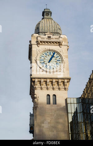 Uhr Turm von Gare de Lyon, Hauptbahn Bahnhof terminal, Gebäude in Paris, Frankreich. Stockfoto