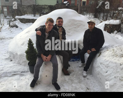 Brooklyn, New York, USA. 26. Januar 2016. Justin Seely (l-R), Patrick Horton und Griffin Jones tatenlos Iglu bauten sie in Brooklyn, New York, USA, 26. Januar 2016. Nach dem strengen Wintersturm an der Ostküste der USA die Mitbewohner ein Iglu gebaut und auf Onlone Vermietung Plattform Airbnb für 200 Dollar pro Nacht ausgeschrieben. Foto: JOHANNES SCHMITT-TEGGE/DPA/Alamy Live-Nachrichten Stockfoto