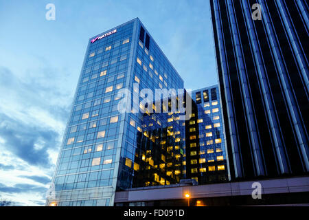 Modernes Glas Büro Gebäude von Natixis in Paris bei Dämmerung Sonnenuntergang, Frankreich. Stockfoto