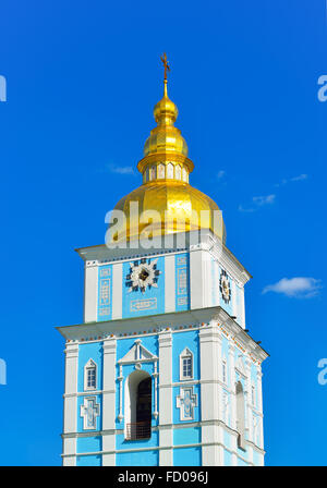 Glockenturm und die goldene Kuppel der St.-Michaels-Cathedrall in Kiew gegen den blauen Himmel. Hauptstadt der Ukraine - Kiew. Stockfoto