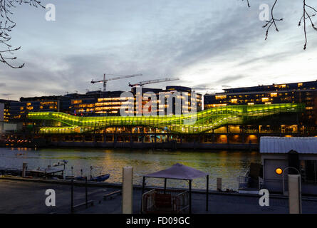 Beleuchtete Gebäude, Les Docks Cité De La Mode et du Design. Institut, Stadt der Mode und Design, Austerlitz, Paris, Frankreich Stockfoto