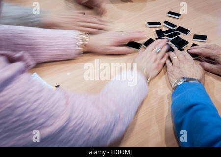 Die ältesten sozialen Zentrum Menschen spielen Domino Stockfoto
