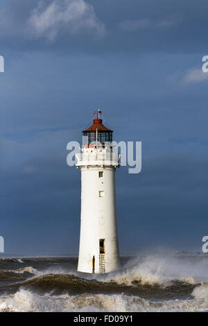 Storm Force windet den Fort Perch Leuchtturm, während sie die Nordwestküste und den Mündungseingang zum Fluss Mersey im November 2015 stürmen Storm Clodagh Großbritannien mit 70mph Stürmen und riesigen Wellen über die Küste. Stockfoto