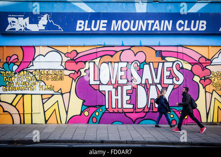 "Liebe Saves the Day" Musikfestival Wandbild in Stokes Croft, Bristol, England Stockfoto