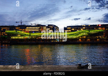 Beleuchtete Gebäude, Les Docks Cité De La Mode et du Design. Institut für Mode und Design, Austerlitz, Paris, Frankreich Stockfoto