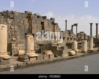 Römische Ruinen der antiken Zitadelle von Bosra 13. Juni 2006 in heutigen Tadmur, Homs, Syrien. Archäologisches Datum findet die Stadt bis in die Jungsteinzeit und es wurde berichtet, dass im Jahr 2015 von militanten islamischen Staat zerstört wurden. Stockfoto