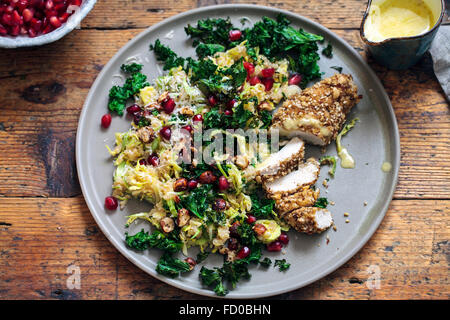 Quinoa, Rosenkohl, knusprig Kale und Haselnüsse Salat mit Dukkah crusted chicken Stockfoto