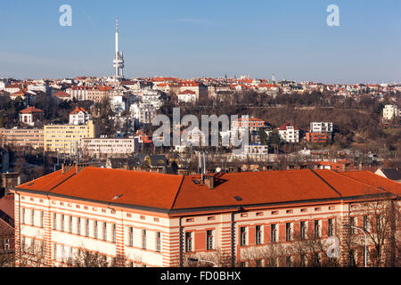 Blick auf das Nusle-Tal Vrsovice und den Zizkov-Fernsehturm, die Stadtviertel von Prag Stockfoto