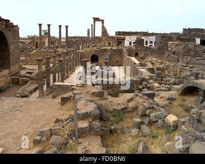 Römische Ruinen der antiken Zitadelle von Bosra 13. Juni 2006 in heutigen Tadmur, Homs, Syrien. Archäologisches Datum findet die Stadt bis in die Jungsteinzeit und es wurde berichtet, dass im Jahr 2015 von militanten islamischen Staat zerstört wurden. Stockfoto