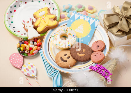Hohen Winkel der verschiedenen Arten von Cookies auf Teller mit Geburtstagsparty verwandter Objekte Stockfoto