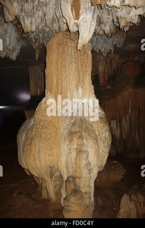 Stalagmit trat ein Stalaktit und anderen Formationen in einer kleinen Höhle in einem Kalkstein Karst in Halong Bucht, Vietnam Stockfoto