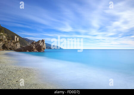 Monterosso al Mare-Strand, Meer, die Bucht und Felsen Landschaft. Cinque Terre, Cinqueterre, Ligurien Italien. Langzeitbelichtung Fotografie Stockfoto