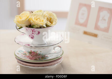 Teetassen aufgehäuft und Blumen Dekoration Stockfoto