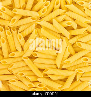 Italienische Penne Rigate Makkaroni Nudeln Rohkost Hintergrund oder Textur hautnah Stockfoto