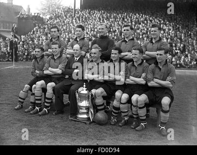 Wolverhampton Wanderers FC 1949 FA Cup Team zu gewinnen. Zurück zu rudern Bill Crook, Roy Pritchard, Bert Williams, Bill Shorthouse, Terry Springthorpe. Front-Johnny Hancocks, Sammy Smyth, Stan Cullis, Billy Wright, Jesse Pye, Jimmy Dunn, Jimmy Mullen. Stockfoto