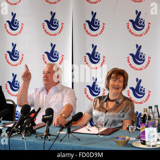 Lotterie-Gewinner Ivan und Susan Westbury feiert ihre £7.706.631-Lotterie zu gewinnen. Stockfoto