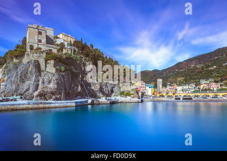 Monterosso al Mare-Fischer-Dorf, Hafen, Felsen und Meer Bucht Landschaft. Cinque Terre, Cinque Terre, Ligurien Italien Europa. Lange Stockfoto