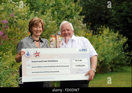 Lotterie-Gewinner Ivan und Susan Westbury feiert ihre £7.706.631-Lotterie zu gewinnen. Stockfoto