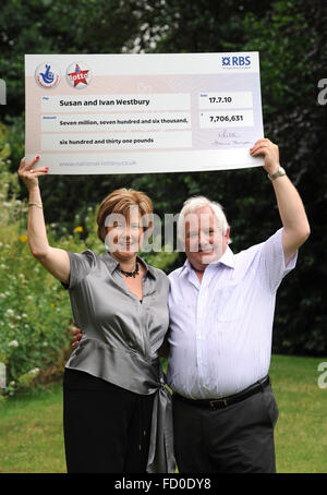 Lotterie-Gewinner Ivan und Susan Westbury feiert ihre £7.706.631-Lotterie zu gewinnen. Stockfoto