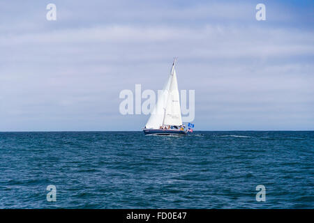 Isolierte Yacht Segeln im blauen Atlantik in der Nähe von Monterey, Kalifornien Stockfoto