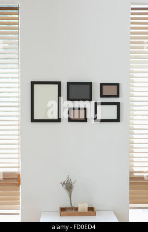 Leere Rahmen auf der weißen Wand angeordnet Stockfoto