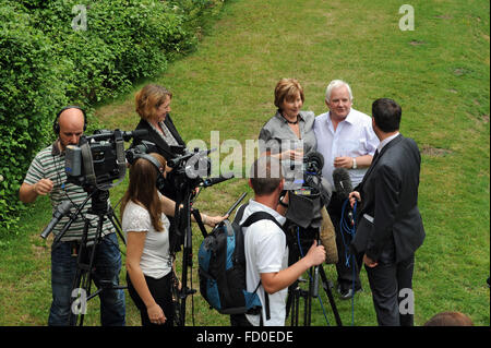 Gegenüber die Medien Lottogewinner Ivan und Susan Westbury feiert ihren Lottogewinn £7.706.631. Stockfoto