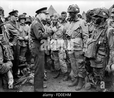 Dwight Eisenhower. General Dwight D Eisenhower, Supreme Allied Commander Europe, im Gespräch mit amerikanischen Fallschirmjäger am Abend des 5. Juni 1944, als sie für die Schlacht um die Normandie bereit. Stockfoto