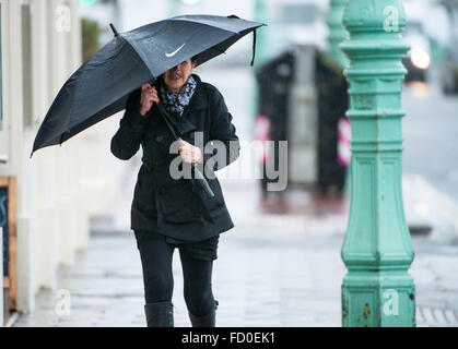 Brighton, Sussex, UK. 26. Januar 2016. UK Wetter: Sturm verursacht Schneechaos in Amerika kommt in Großbritannien heute bringen, starkem Regen und starkem Wind. Szenen von Menschen kämpfen die Elemente in Brighton, Sussex, UK. Bild genommen 26.01.2016 Credit: Darren Cool/Alamy Live News Stockfoto