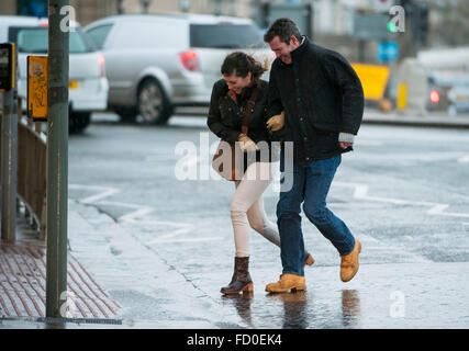 Brighton, Sussex, UK. 26. Januar 2016. UK Wetter: Sturm verursacht Schneechaos in Amerika kommt in Großbritannien heute bringen, starkem Regen und starkem Wind. Szenen von Menschen kämpfen die Elemente in Brighton, Sussex, UK. Bild genommen 26.01.2016 Credit: Darren Cool/Alamy Live News Stockfoto