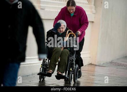 Brighton, Sussex, UK. 26. Januar 2016. UK Wetter: Sturm verursacht Schneechaos in Amerika kommt in Großbritannien heute bringen, starkem Regen und starkem Wind. Szenen von Menschen kämpfen die Elemente in Brighton, Sussex, UK. Bild genommen 26.01.2016 Credit: Darren Cool/Alamy Live News Stockfoto