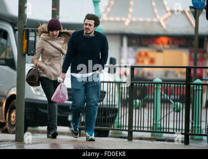 Brighton, Sussex, UK. 26. Januar 2016. UK Wetter: Sturm verursacht Schneechaos in Amerika kommt in Großbritannien heute bringen, starkem Regen und starkem Wind. Szenen von Menschen kämpfen die Elemente in Brighton, Sussex, UK. Bild genommen 26.01.2016 Credit: Darren Cool/Alamy Live News Stockfoto