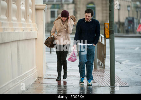 Brighton, Sussex, UK. 26. Januar 2016. UK Wetter: Sturm verursacht Schneechaos in Amerika kommt in Großbritannien heute bringen, starkem Regen und starkem Wind. Szenen von Menschen kämpfen die Elemente in Brighton, Sussex, UK. Bild genommen 26.01.2016 Credit: Darren Cool/Alamy Live News Stockfoto