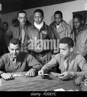 Tuskegee Airmen aus der 332. Fighter Group Spielkarten in Ramitelli, Italien im März 1945. Stockfoto