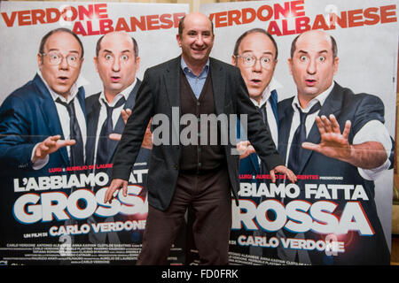 Italienischer Schauspieler Antonio Albanese posiert während der Photocall "L'abbiamo Fatta Grossa" in Neapel im Hotel Vesuvio auf Januar 25,2016 (Foto: Marco Iorio) Stockfoto