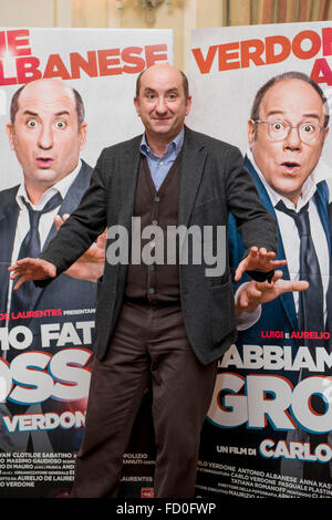 Italienischer Schauspieler Antonio Albanese posiert während der Photocall "L'abbiamo Fatta Grossa" in Neapel im Hotel Vesuvio auf Januar 25,2016 (Foto: Marco Iorio) Stockfoto