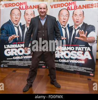 Italienischer Schauspieler Antonio Albanese posiert während der Photocall "L'abbiamo Fatta Grossa" in Neapel im Hotel Vesuvio auf Januar 25,2016 (Foto: Marco Iorio) Stockfoto