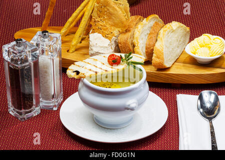 Tasse Suppe cremig und leicht gerösteten croutons Stockfoto