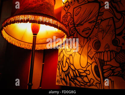 Warme gemütliche Atmosphäre + Liebe Kunst im Pub in Stokes Croft, Bristol, England Stockfoto