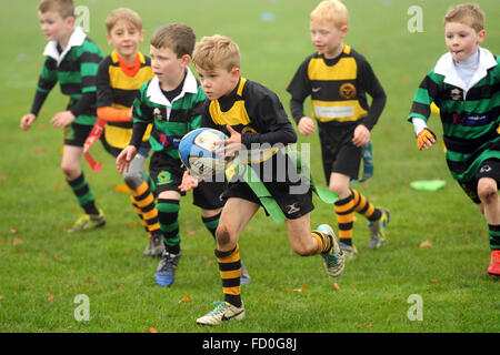 Kinder Junior Tag Rugby Aktion Großbritannien Kinder Kindersport Gesunde Aktivität Sport Jungen Sport Stockfoto