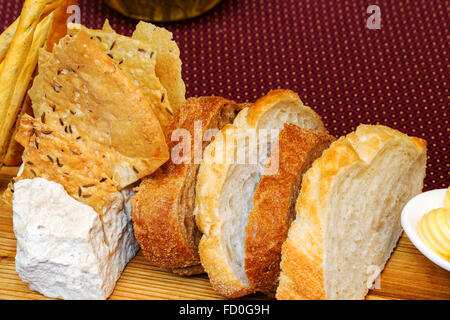 Sortiment von gebackenem Brot auf braunem Hintergrund Stockfoto