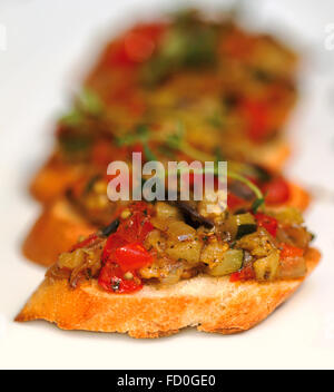 Bruschetta (italienische geröstetes Knoblauchbrot) mit gedünstetem Gemüse, selektiven Fokus. Kreative Küche. Stockfoto