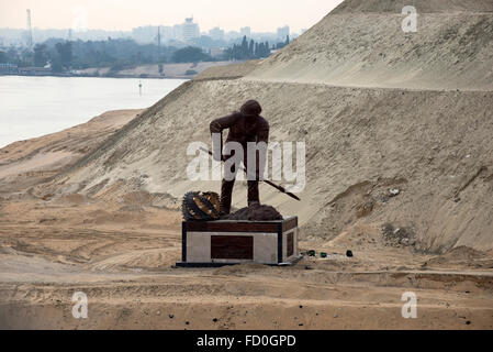 Die Statue eines ägyptischen Arbeiter am Arbeitsplatz Graben im Sand in den Suez-Kanal, Nord-Afrika. Stockfoto